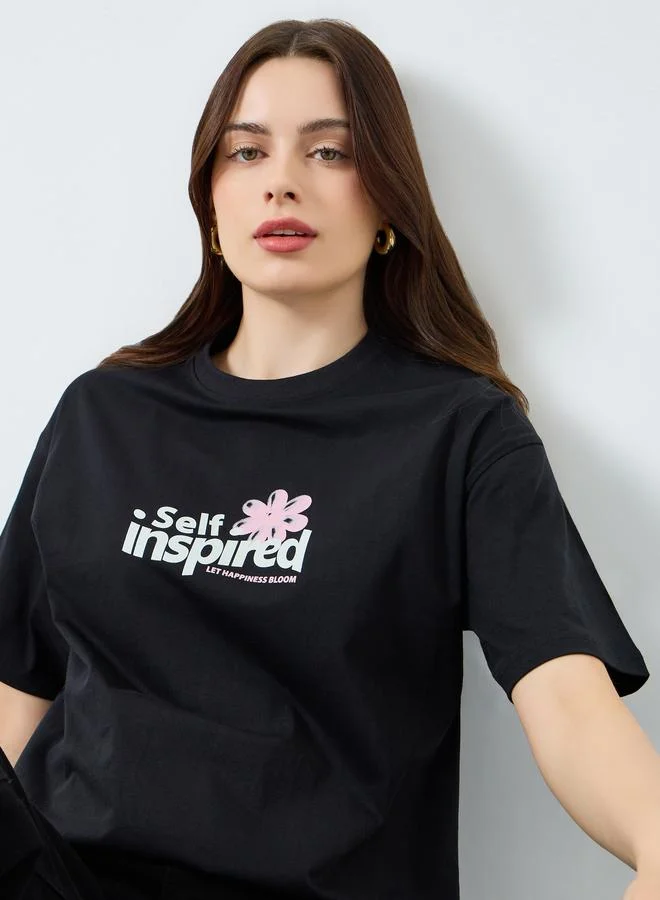 ستايلي تيشيرت بقصة واسعة بطبعة جرافيك